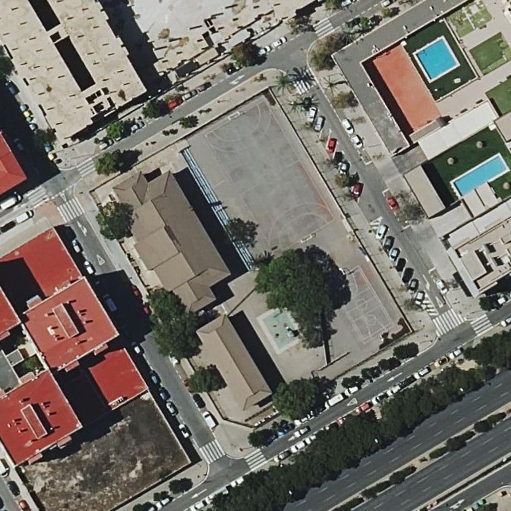 Вид сверху на территорию школы «Ceip Gastón Castelló»