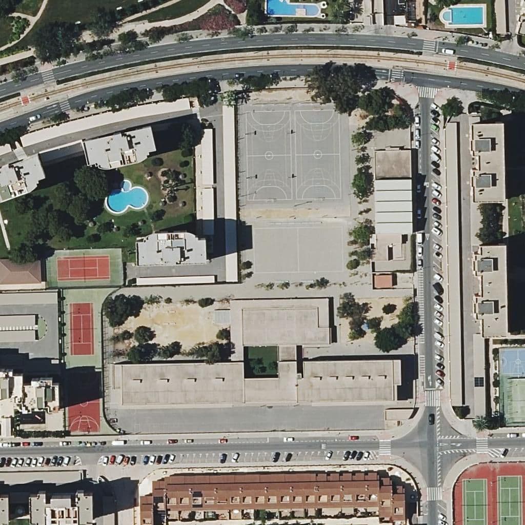 Вид сверху на территорию школы «Ies Playa San Juan»