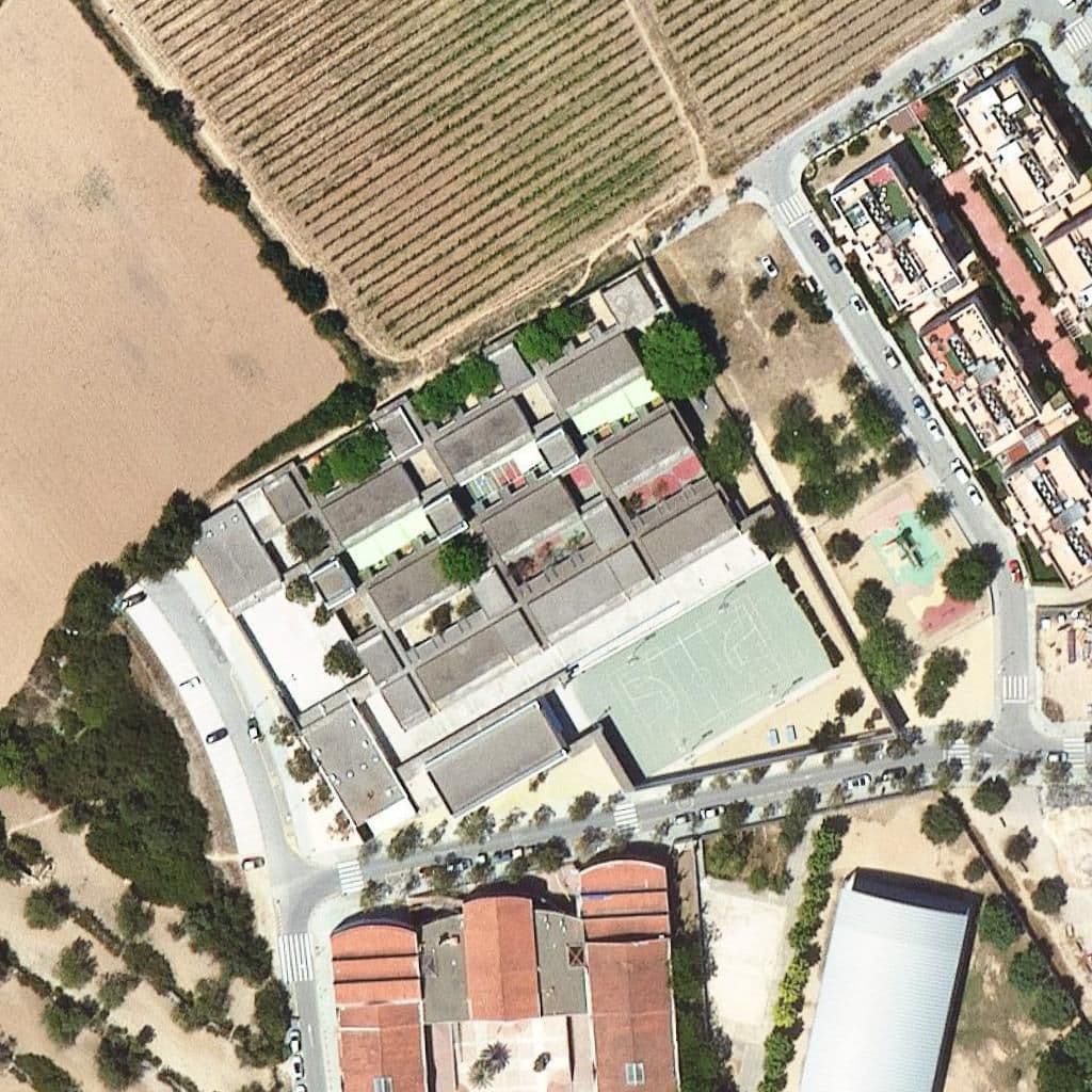Вид згори на територію школи «Escola Santa Creu De Calafell»