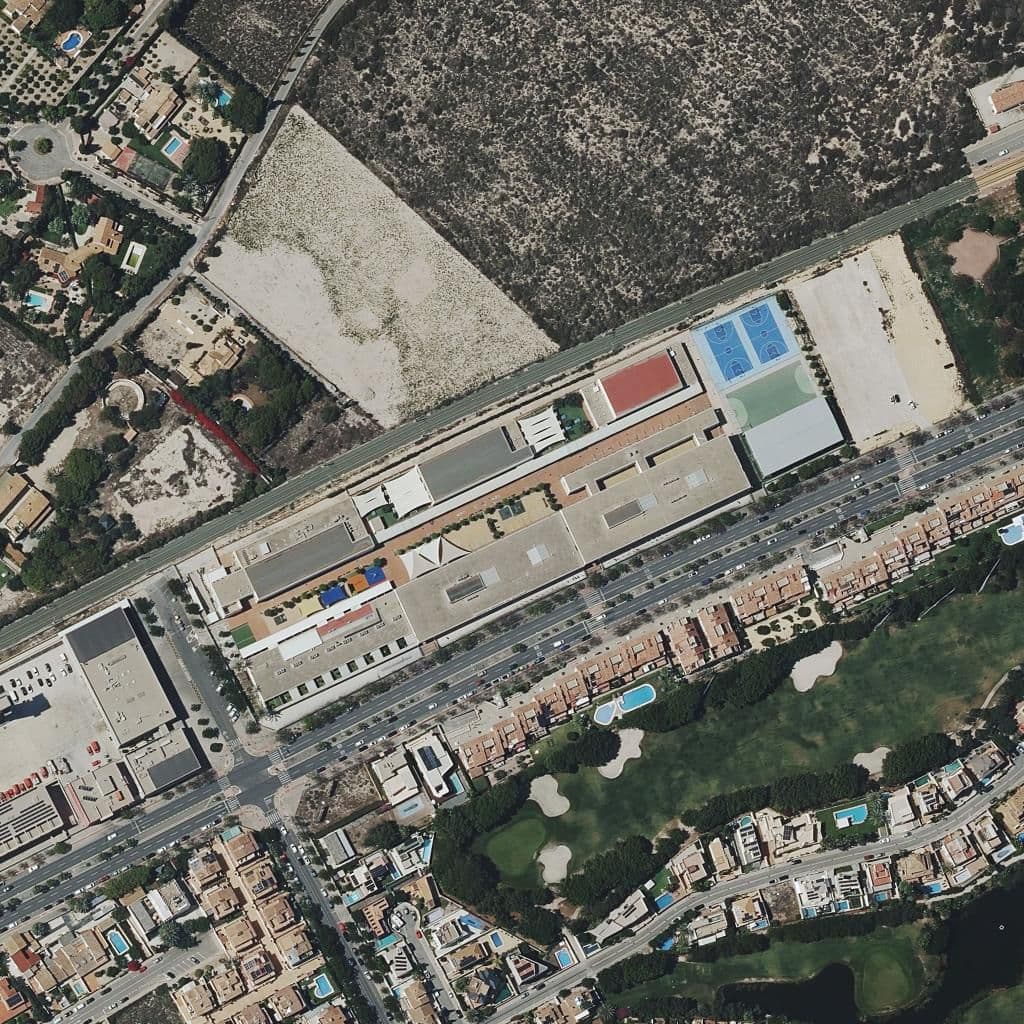 Вид сверху на территорию школы «Escuela Europea De Alicante»