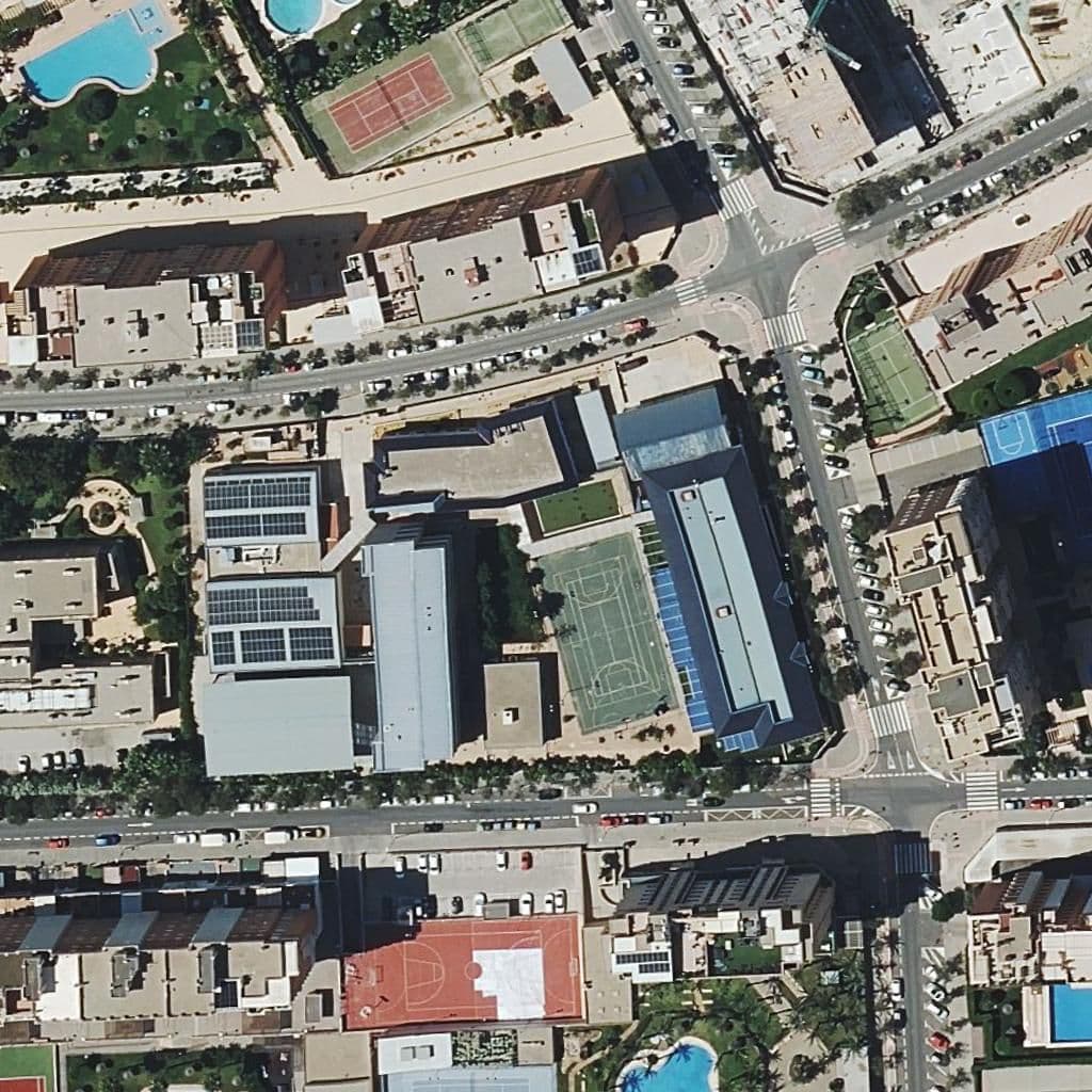 Вид згори на територію школи «Centre Privat El Valle»