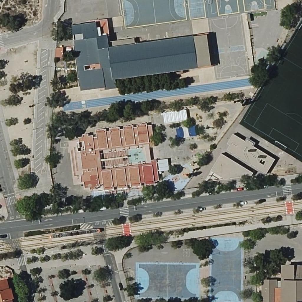 Вид сверху на территорию школы «Ei 1Er Cicle Municipal Els Xiquets»