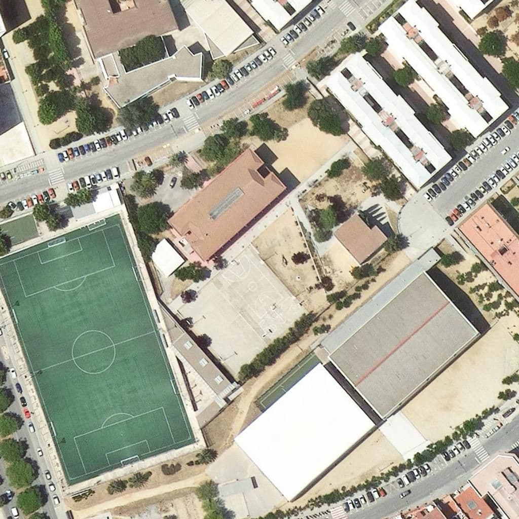 Вид згори на територію школи «Escola Torre Llauder»