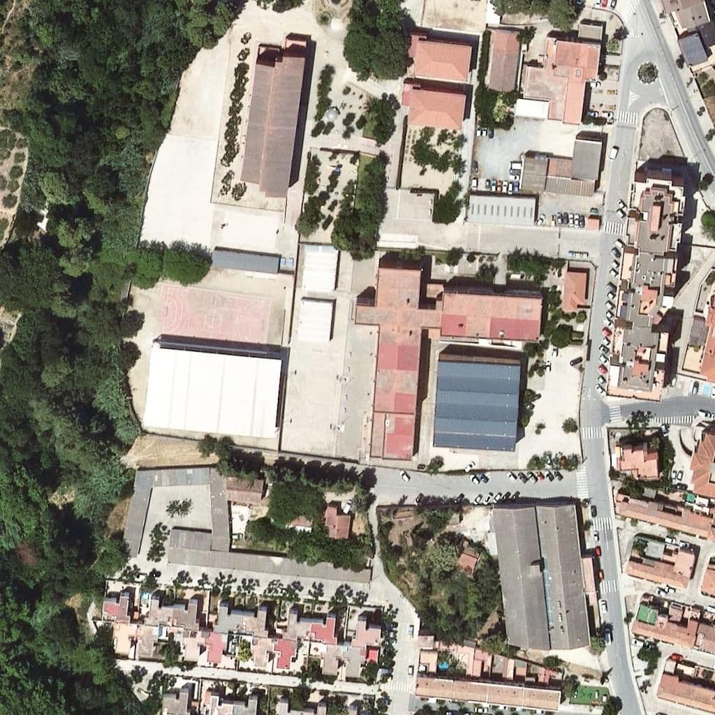 Вид сверху на территорию школы «Institut Jaume Huguet»