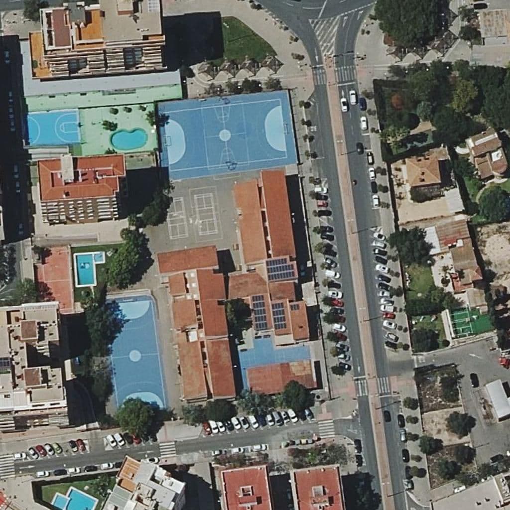 Вид згори на територію школи «Centre Priv. Ed. Inf. 1Er Cicle Los Olivos 2»