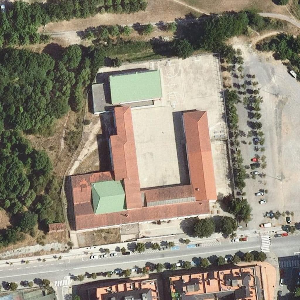 Вид сверху на территорию школы «Institut Jaume Callís»