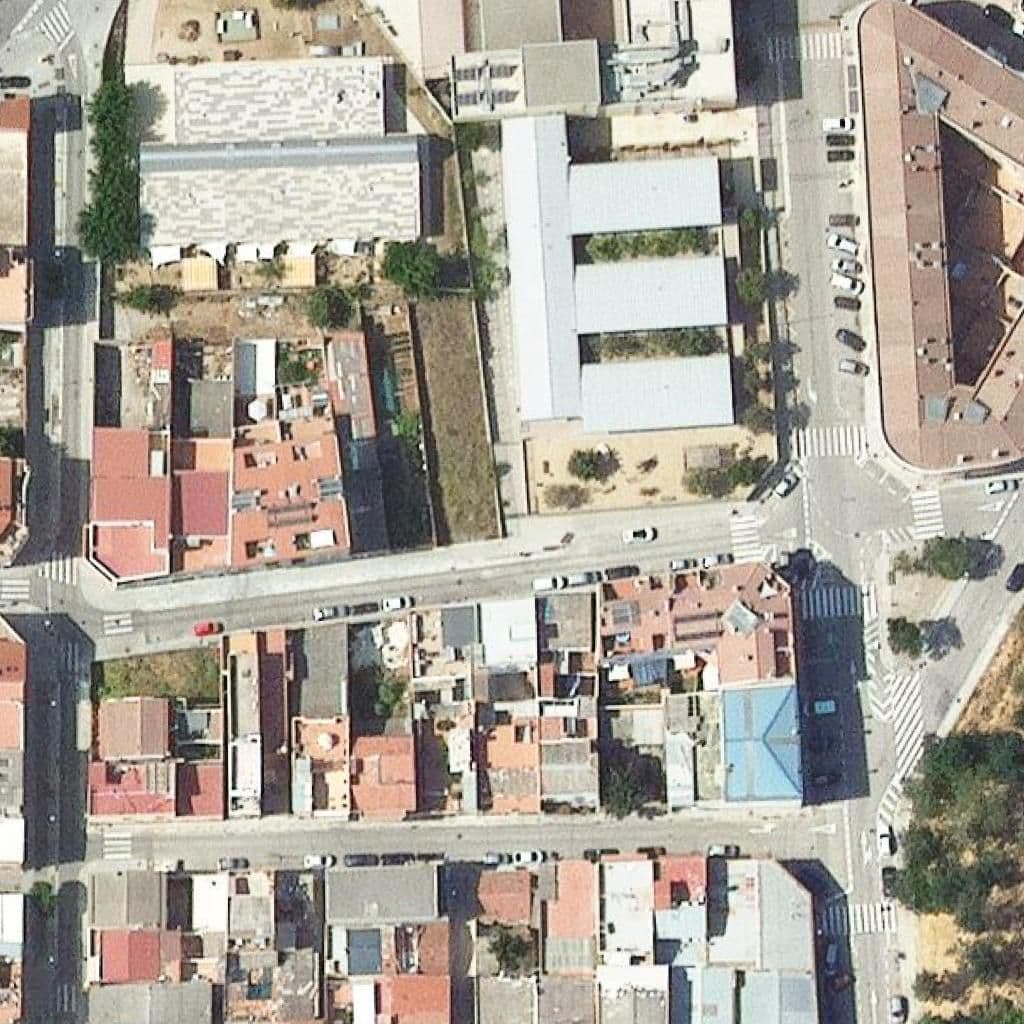 Вид згори на територію школи «Escola Roser Capdevila»