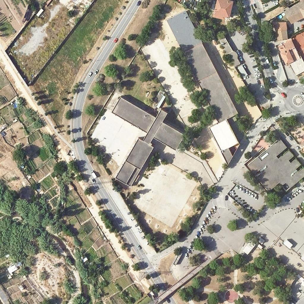 Вид згори на територію школи «Institut Lluís Companys»