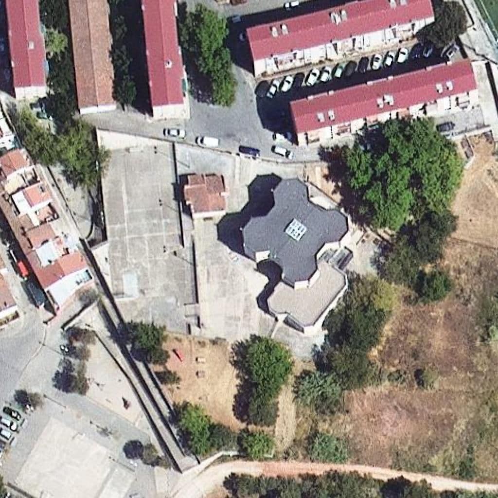 Вид згори на територію школи «Escola De Vila-Roja»