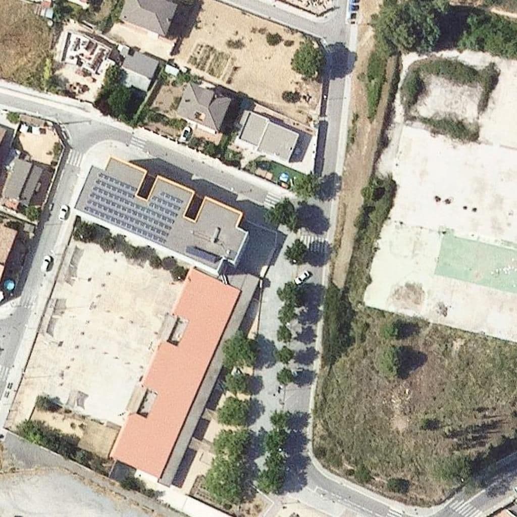 Вид згори на територію школи «Escola Rivo Rubeo»