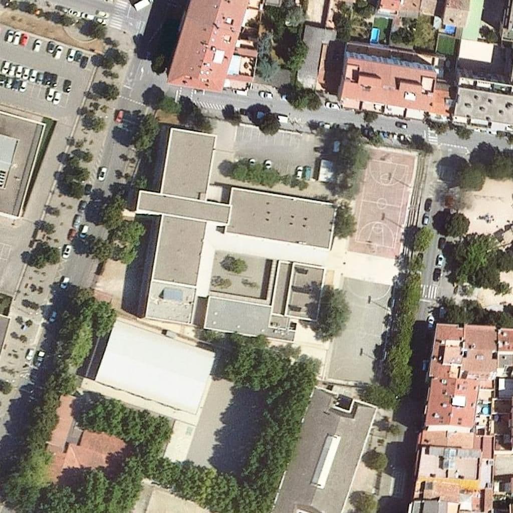 Вид згори на територію школи «Institut Santiago Sobrequés I Vidal»
