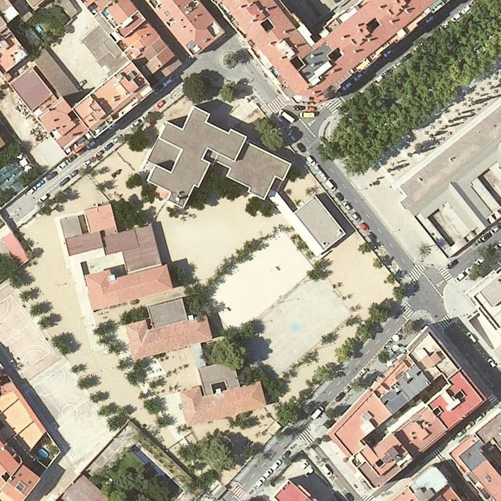 Вид згори на територію школи «Escola Sant Bernat Calvó»