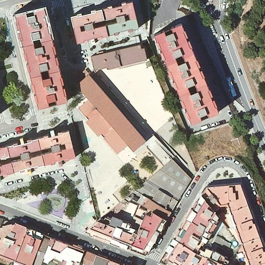 Вид згори на територію школи «Escola Ciutat Cooperativa»