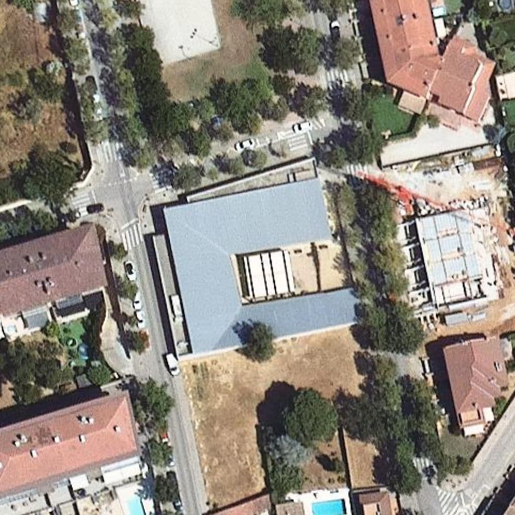 Вид сверху на территорию школы «Escola Bressol L'olivera»
