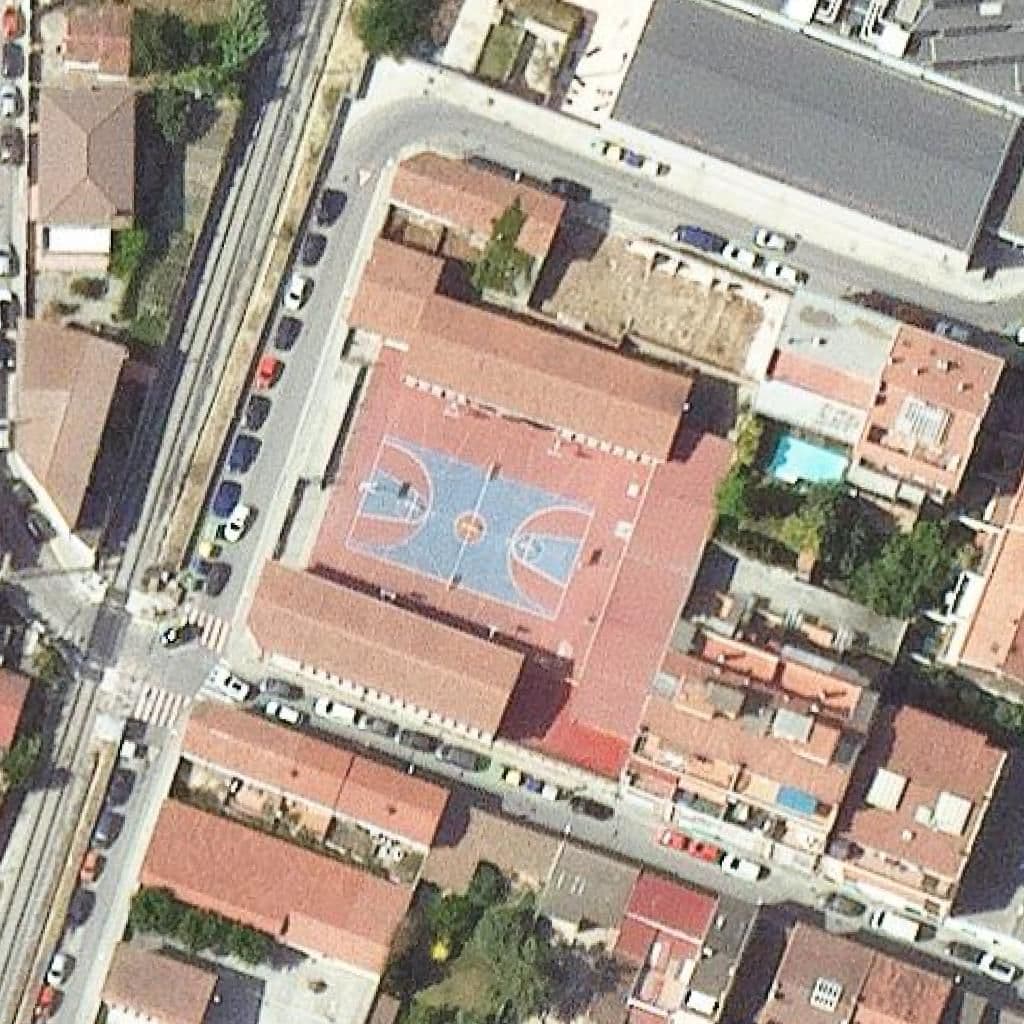 Вид згори на територію школи «Escola Sagrada Família»