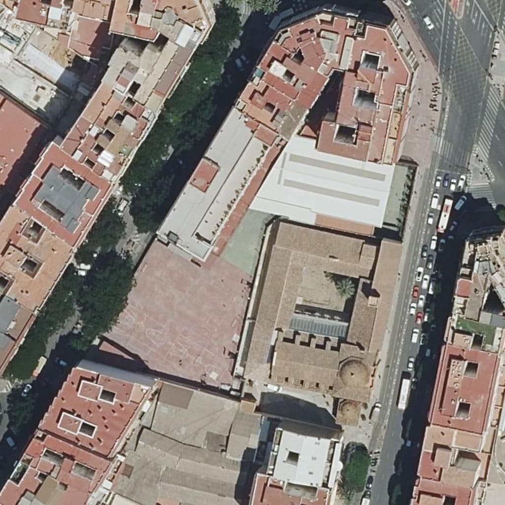 Вид сверху на территорию школы «Centre Privat Santo Tomás De Villanueva»