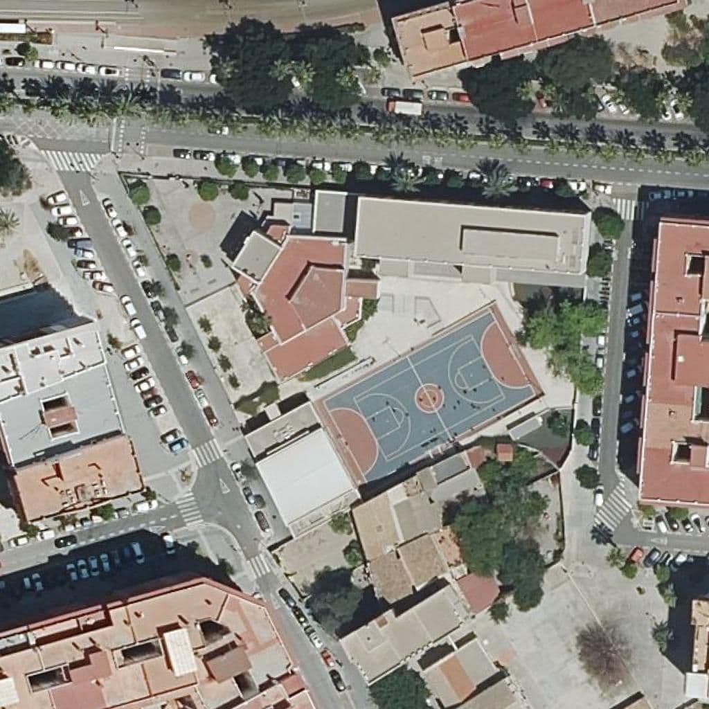 Вид сверху на территорию школы «Centre Privat Santiago Apóstol Marxalenes»