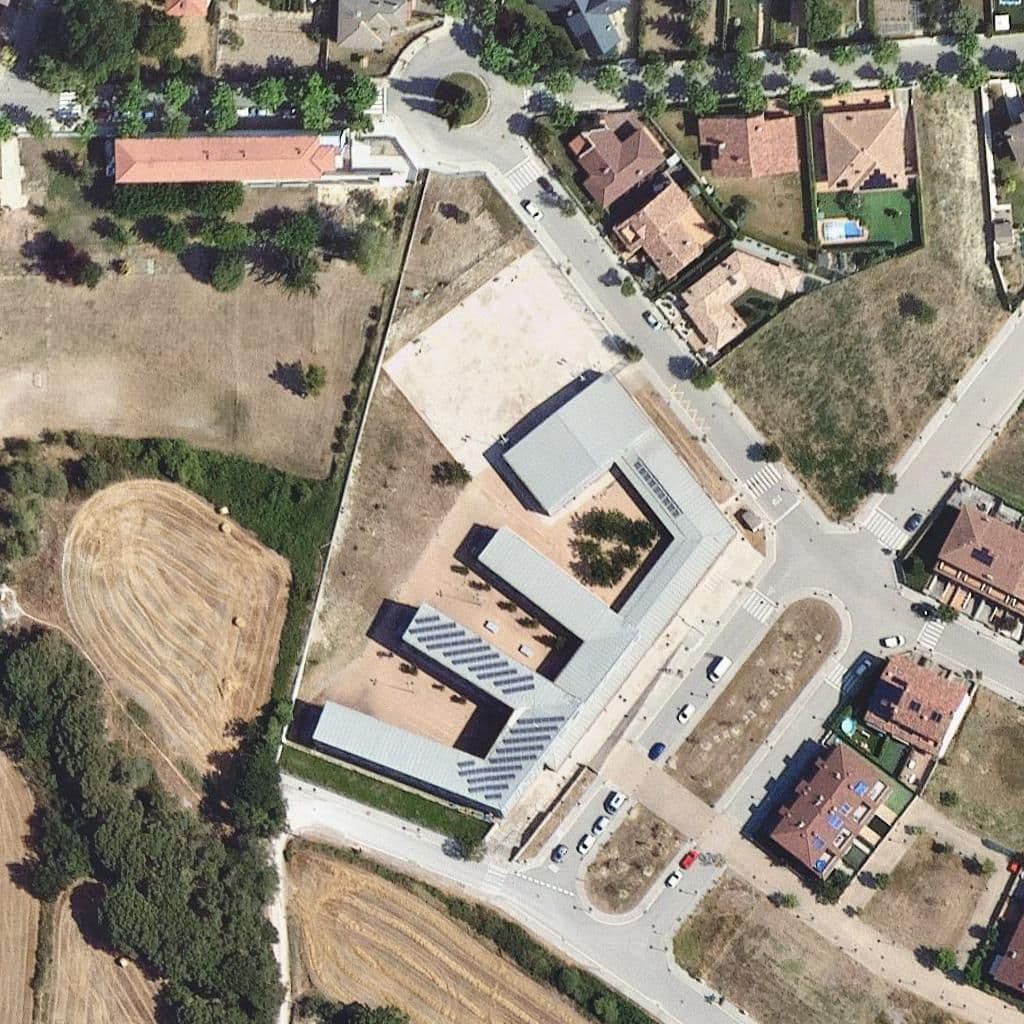 Вид згори на територію школи «Institut De Tona»