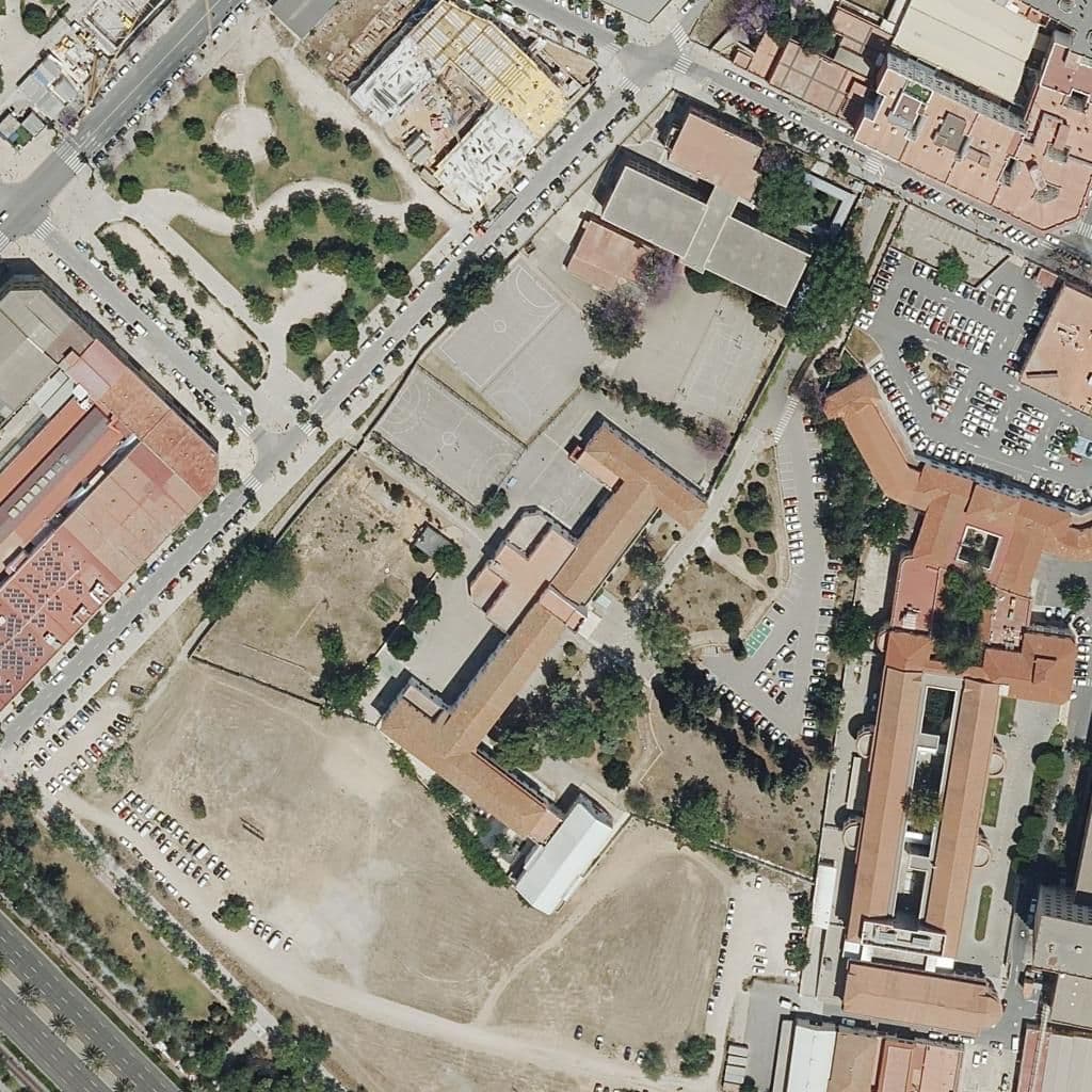 Вид сверху на территорию школы «Ceip Ivaf-Luis Fortich»