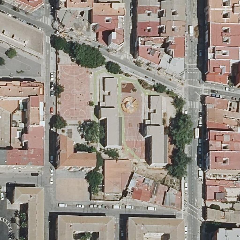 Вид сверху на территорию школы «Ceip Ballester Fandos»