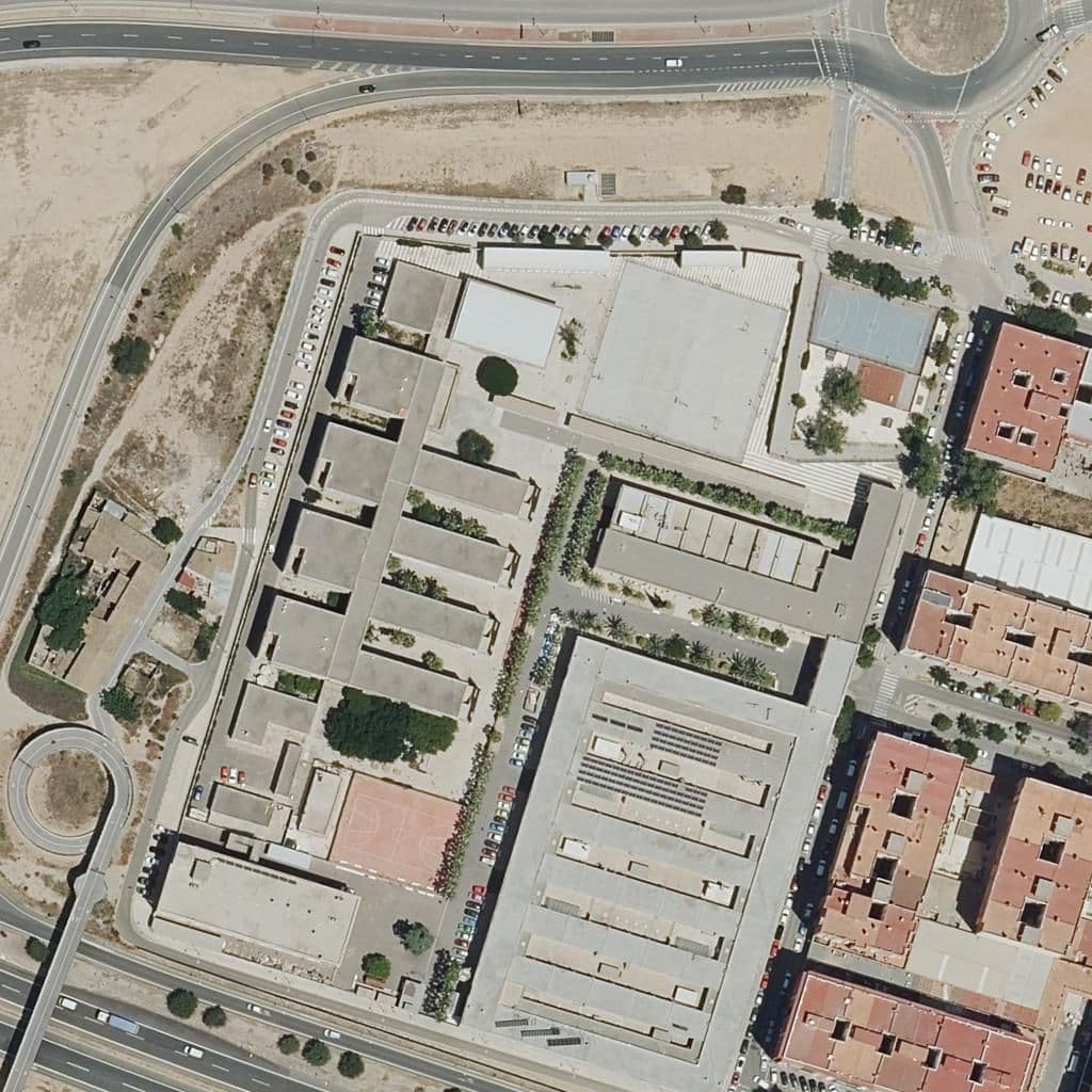 Вид сверху на территорию школы «Ies Joanot Martorell»