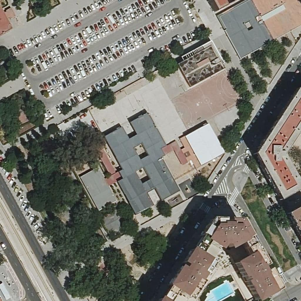 Вид сверху на территорию школы «Ceip Almudena Muñoz»