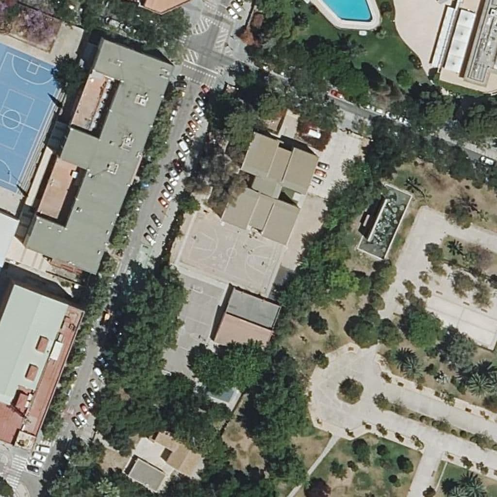 Вид сверху на территорию школы «Ceip Vivers»
