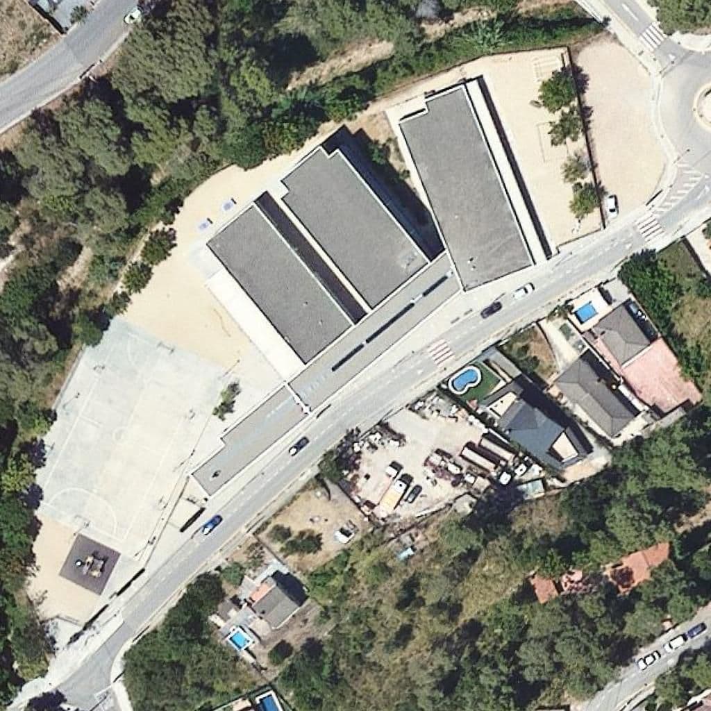 Вид сверху на территорию школы «Escola Campderrós»