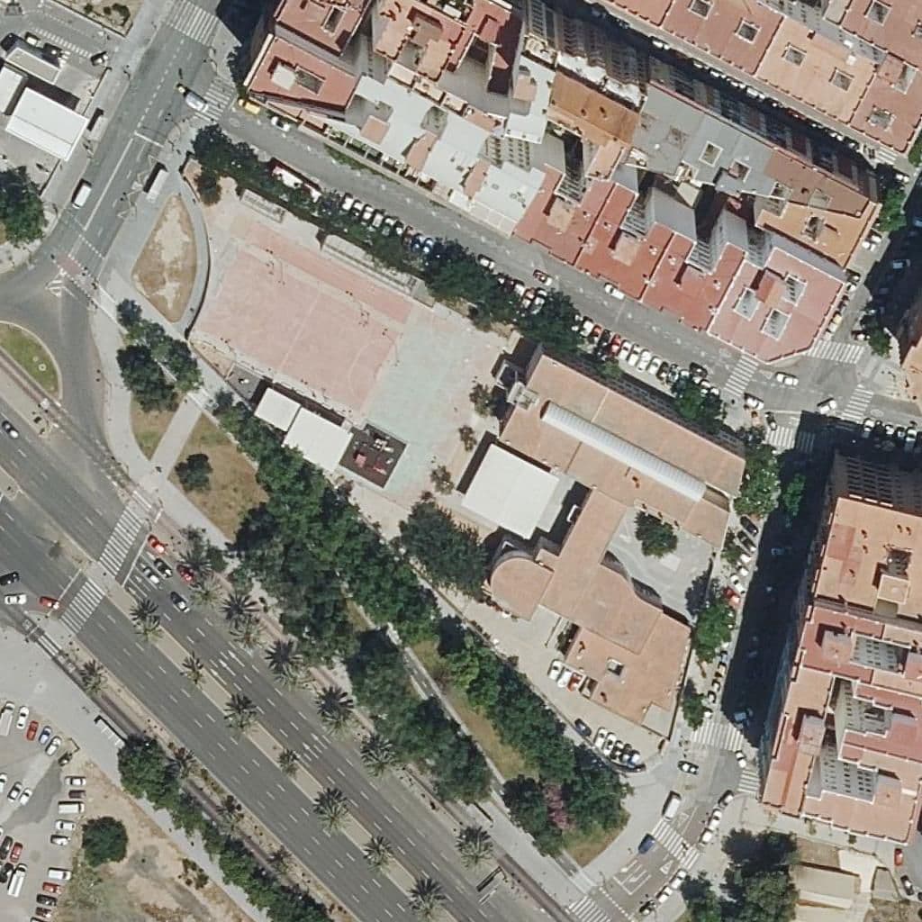 Вид сверху на территорию школы «Ceip Tomás De Villarroya»