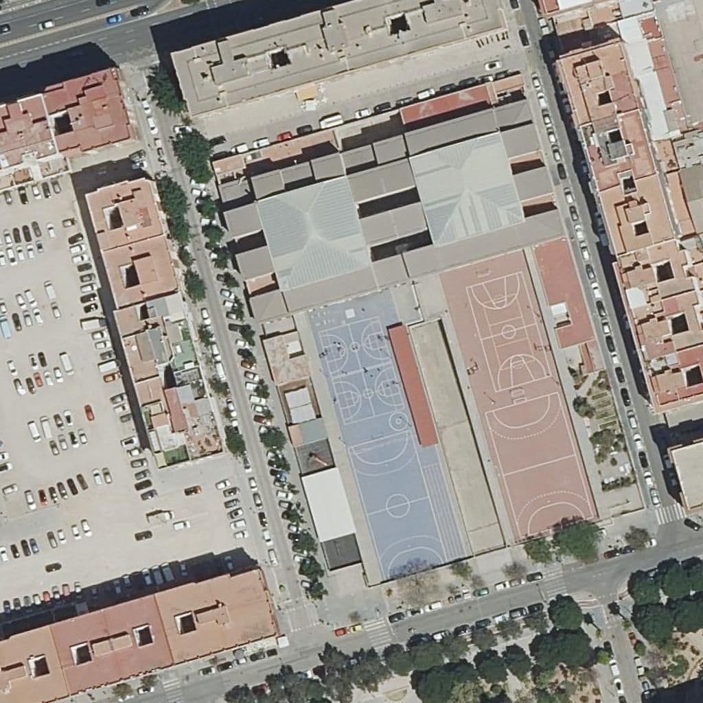 Вид сверху на территорию школы «Ceip Profesor Luis Braille»