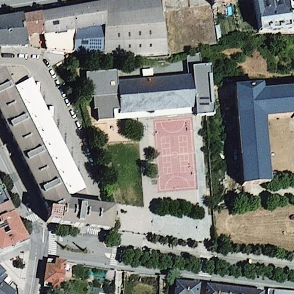 Вид згори на територію школи «Escola Pau Claris»