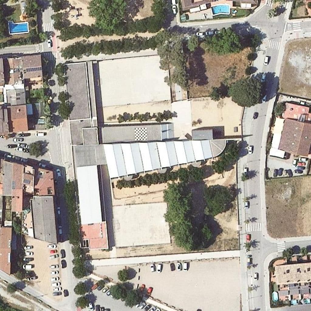 Вид згори на територію школи «Escola Mil·lenari»