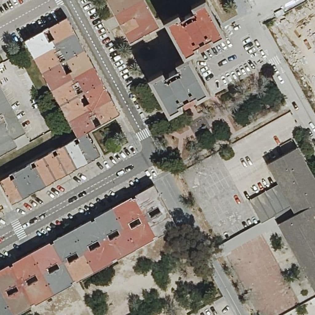 Вид сверху на территорию школы «Centre Públic Fpa Font De Sant Lluís»