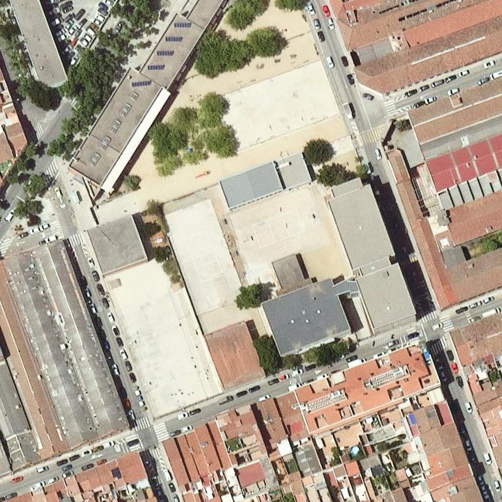 Aerial view of the grounds of Escola Teresa Claramunt