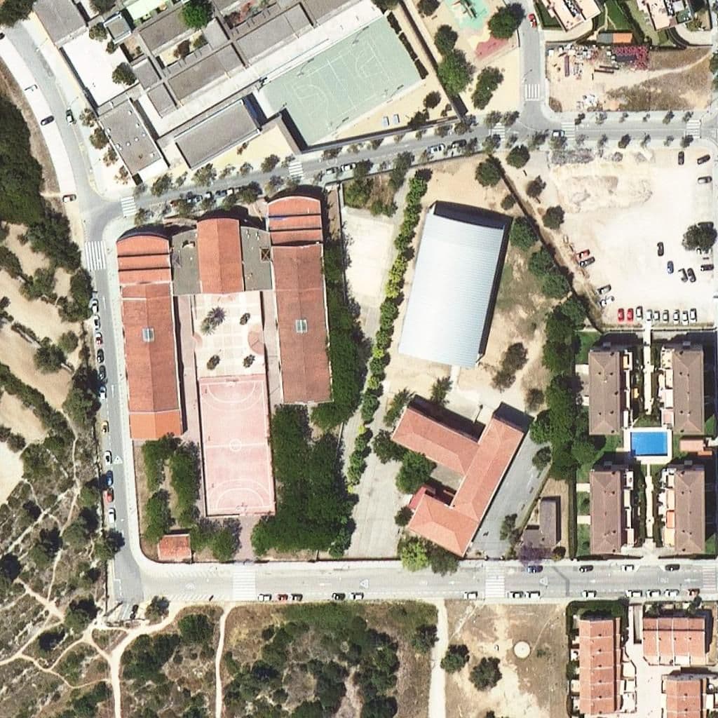 Вид сверху на территорию школы «Institut Camí De Mar»