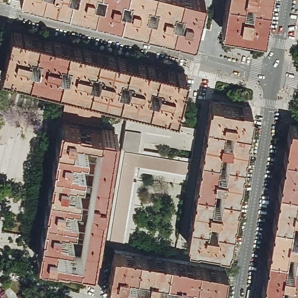 Вид сверху на территорию школы «Centre Priv. Ed. Inf. 1Er Cicle L'ànec Boig»