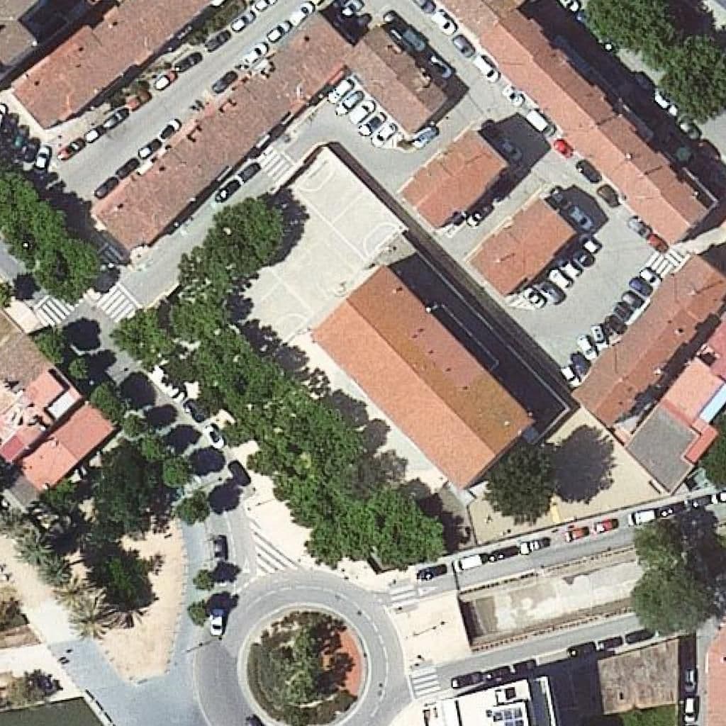 Вид згори на територію школи «Escola Narcís Monturiol»