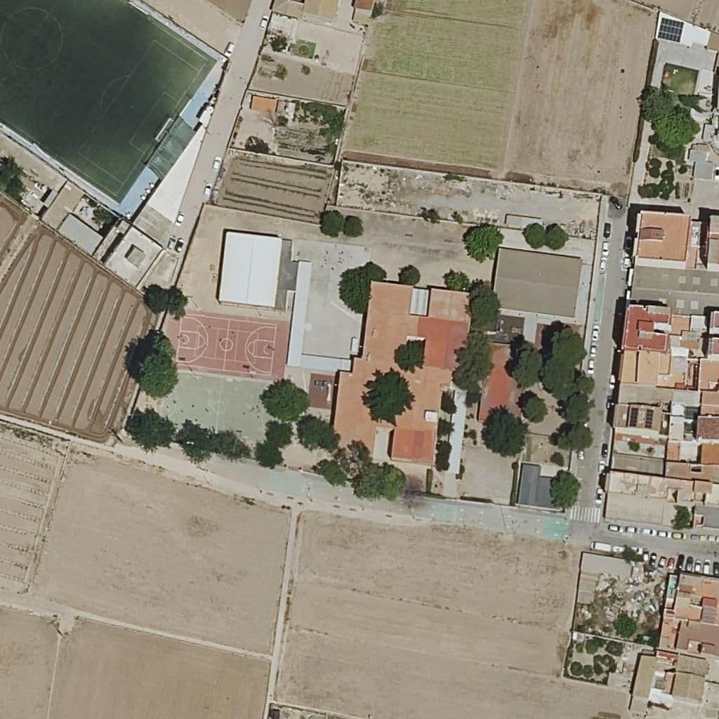 Вид сверху на территорию школы «Ceip Castellar-Oliveral»