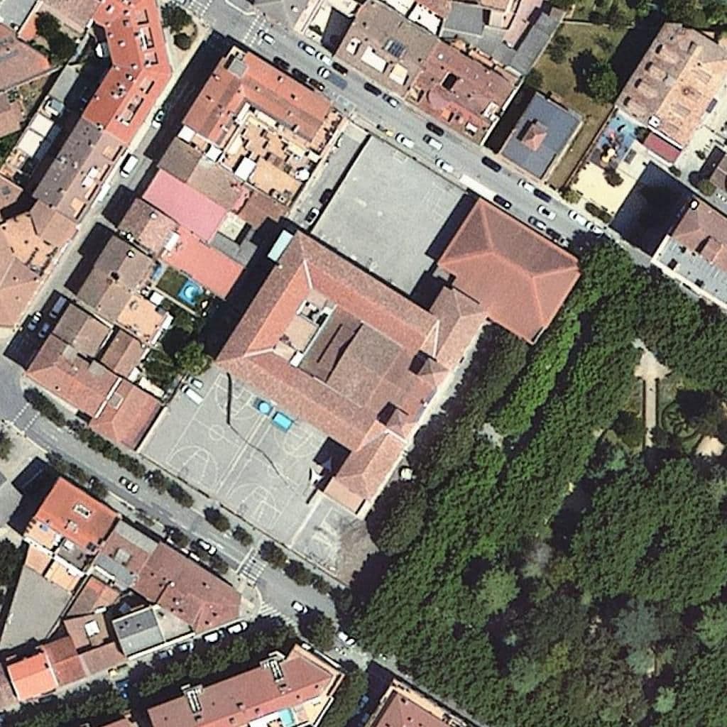 Вид згори на територію школи «Escola Pia D'olot»