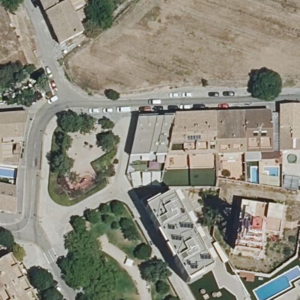 Вид сверху на территорию школы «Centre Priv. Ed. Inf. 1Er Cicle Carpaval»