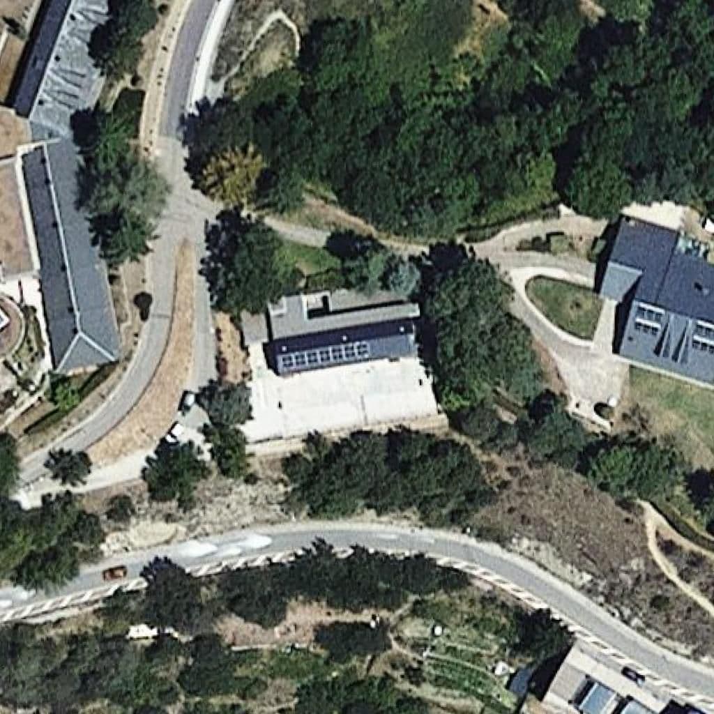 Вид згори на територію школи «Escola Castell-Ciutat - Zer Urgellet»