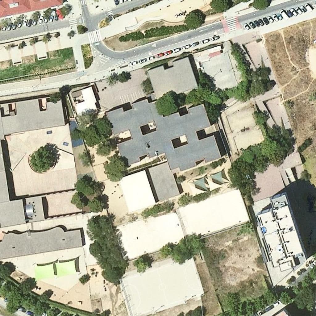 Вид згори на територію школи «Escola Antoni Gaudí»