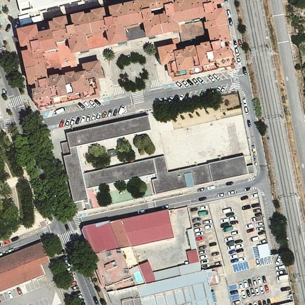 Вид сверху на территорию школы «Escola M. Àngels Anglada»