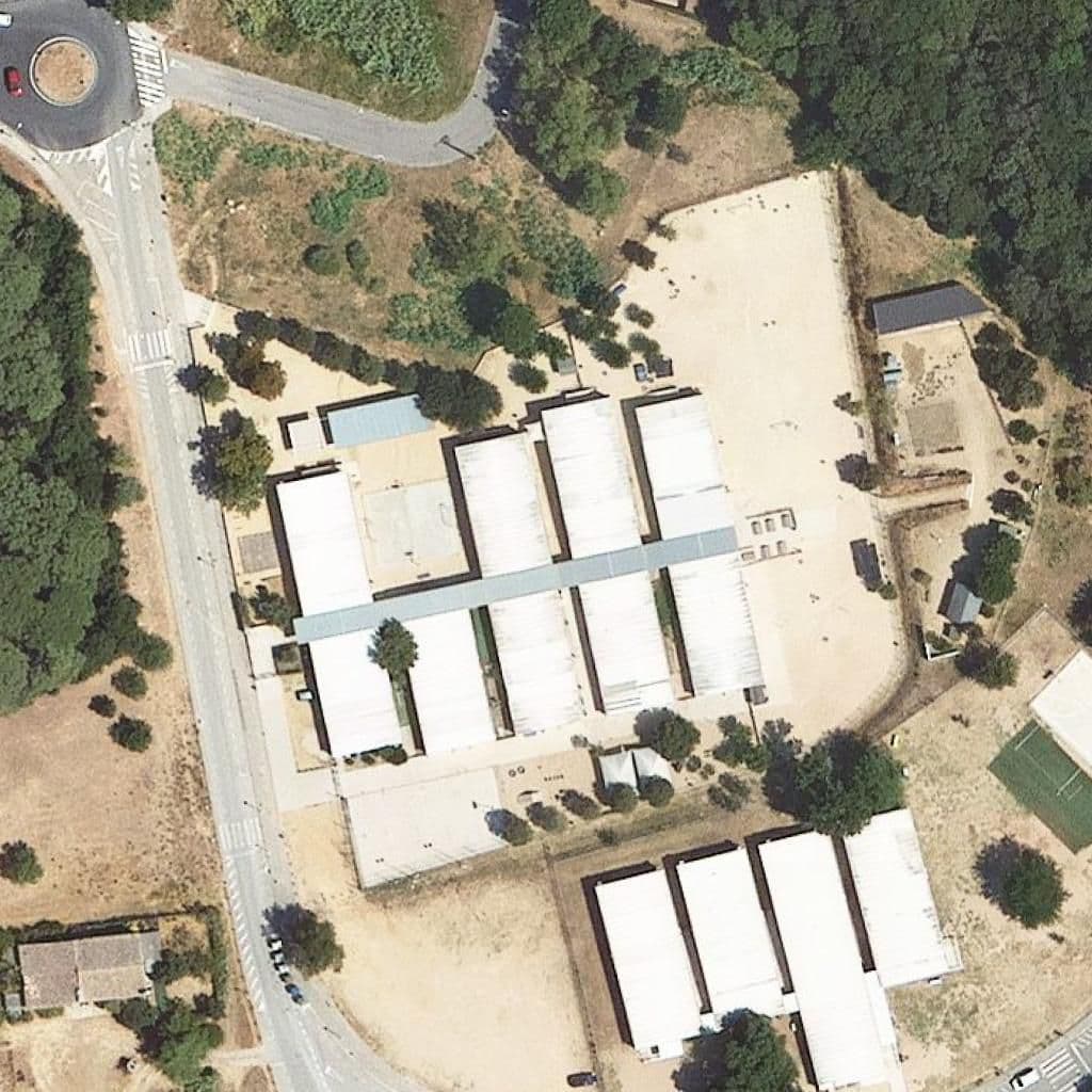 Вид сверху на территорию школы «Escola El Bosc De La Pabordia»