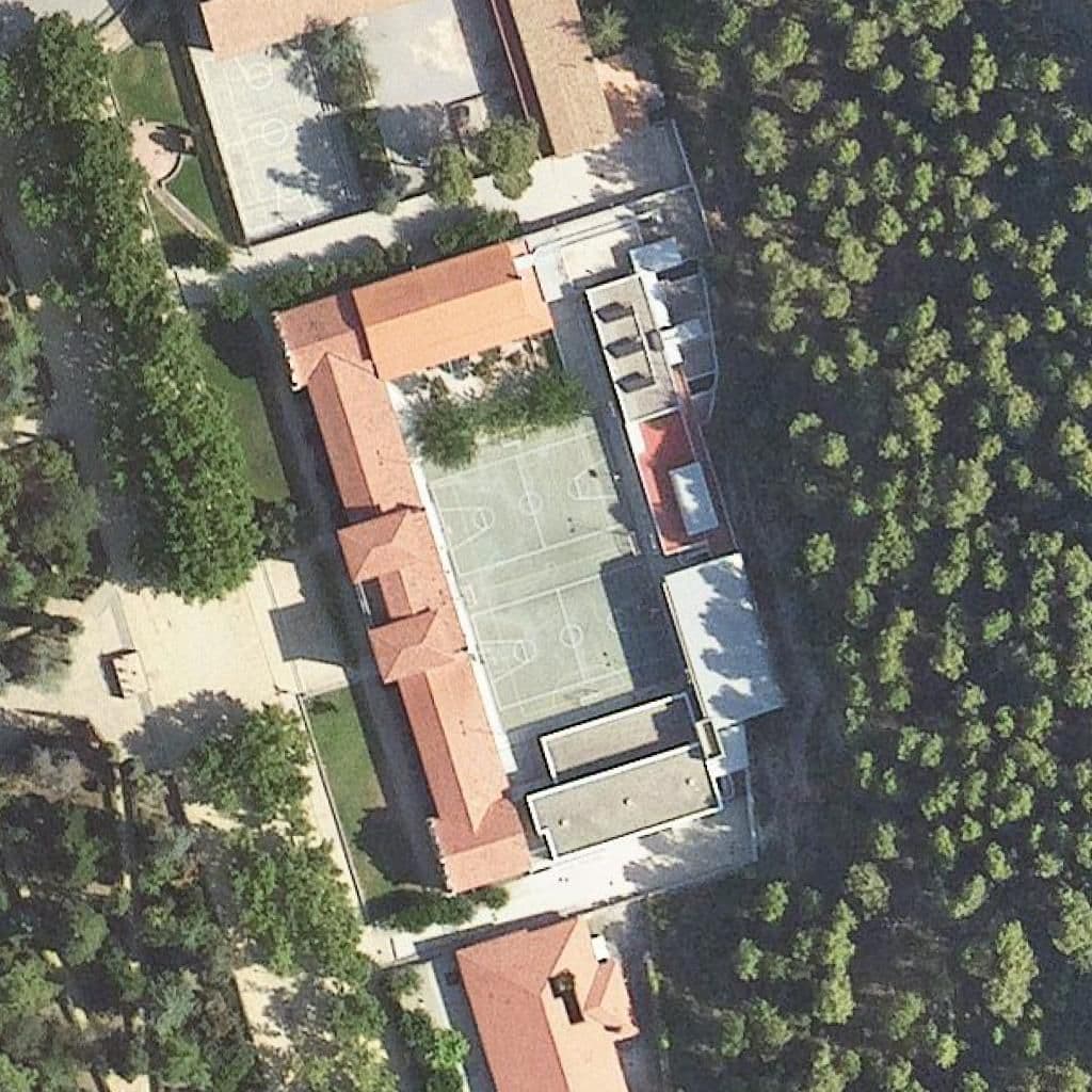 Вид згори на територію школи «Escola Torres Amat»