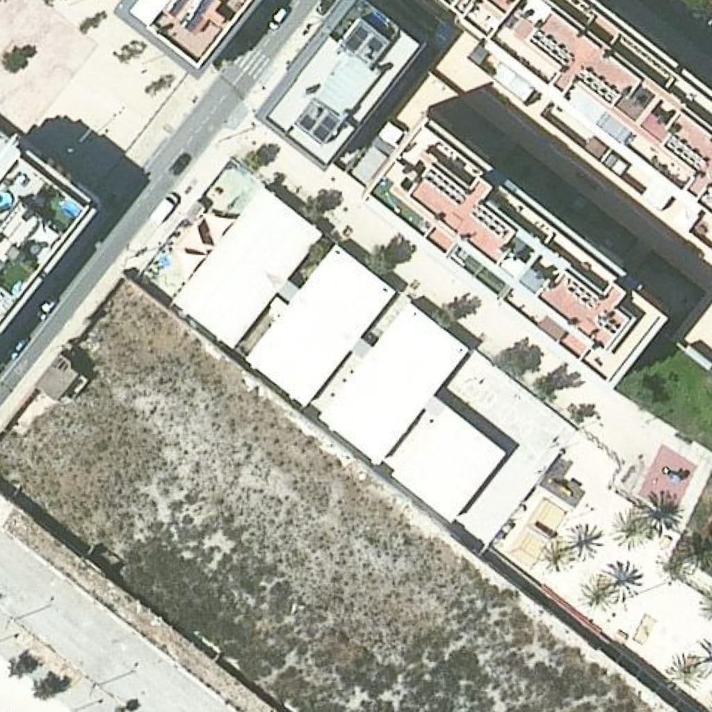 Вид сверху на территорию школы «Escola Badalona Port»