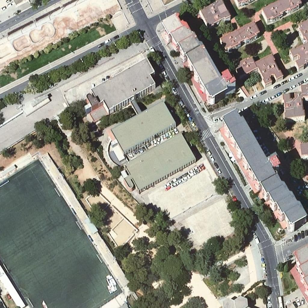 Вид сверху на территорию школы «Institut De Seguretat I Mobilitat De Barcelona Guineueta»