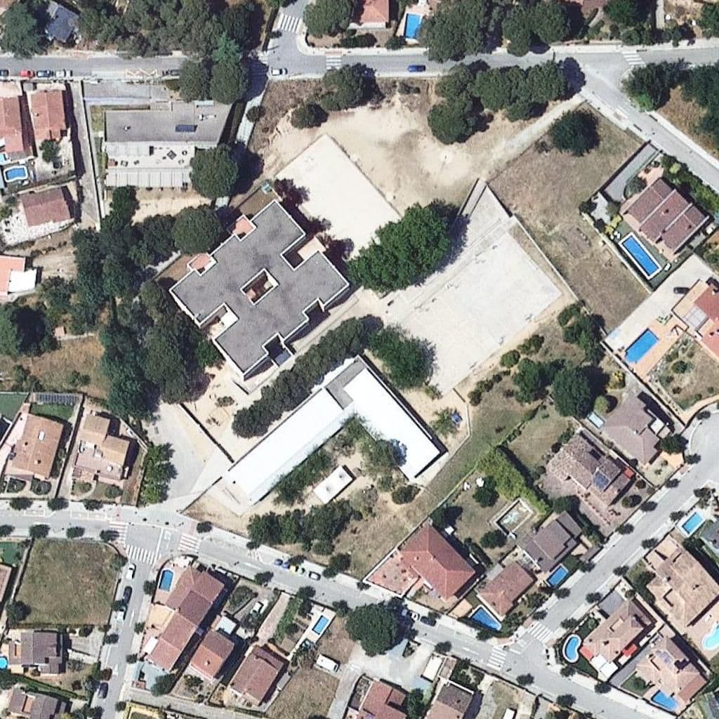 Вид згори на територію школи «Escola Bressol Les Orenetes»
