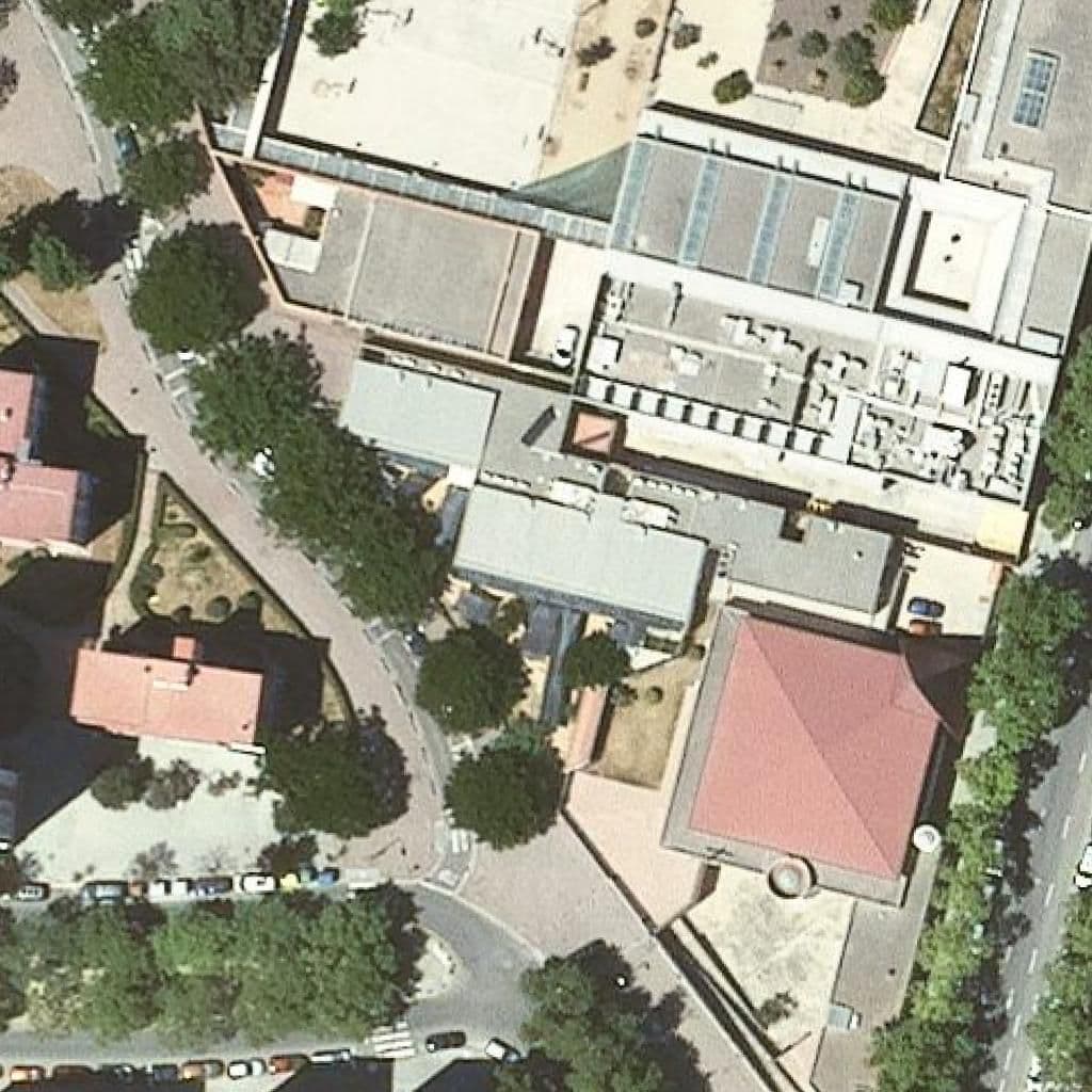 Вид згори на територію школи «Escola Bressol Municipal Can Dragó»