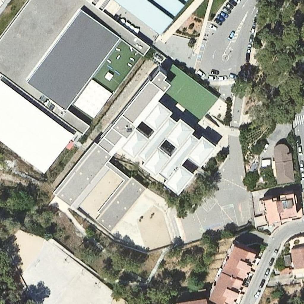 Вид згори на територію школи «Escola Àngel Guimerà»